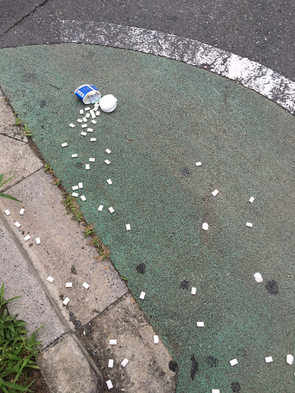 杉並区阿佐谷南の路上にて、ぶちまけられたままのガムの落とし物を発見! (写真/ダーシマ)