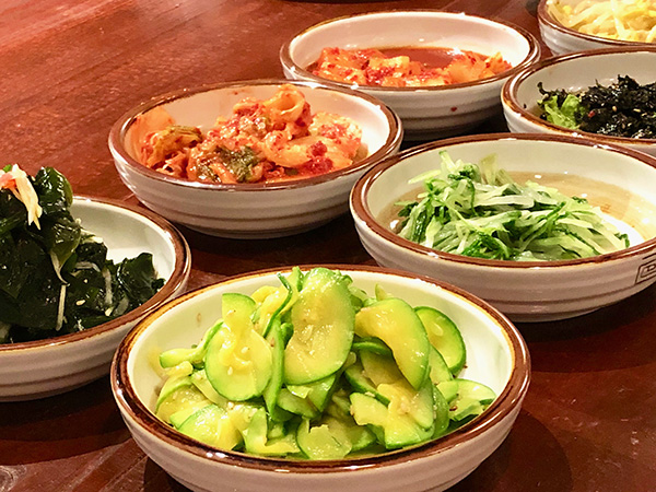ずらりと並ぶ前菜は常時7〜8種類用意されている。どれも朴さんから受け継いだ大切な味