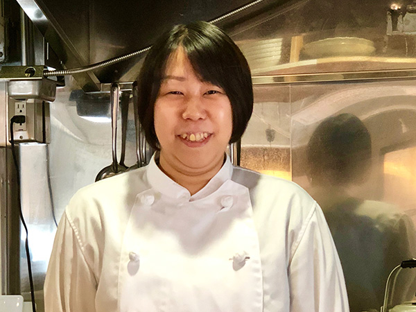 お店を任されている小林彩子さん。料理も接客も完璧な店長兼料理長さんです