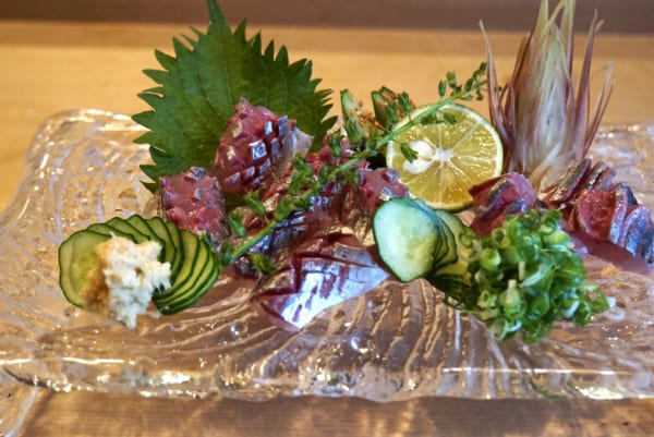 つまみは、旬の地の食材が登場。『あじの刺身』2人前 3,240円