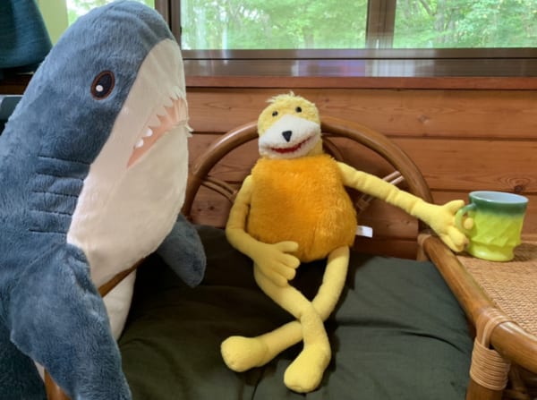 IKEAのサメとフラットエリック。ぬいぐるみ界２大スターが夢の共演を