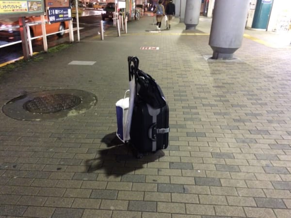 都内の路上にて発見した鞄。落とし物なのか、忘れ物なのか、置いてあるだけなのか、不審物なのか……。(写真/ダーシマ)