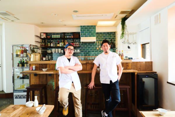 料理担当の齋藤翼さん（左）とホール＆お酒担当の近藤喬哉さん（右）