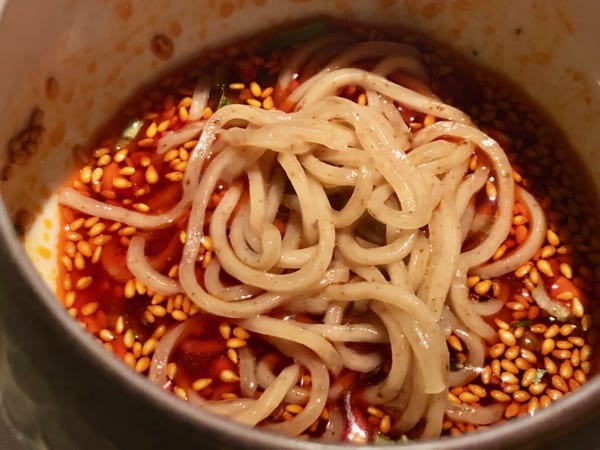 第二段はお蕎麦に山椒を練りこんだ山椒麺を入れます。山椒と麻辣、合わないわけがない