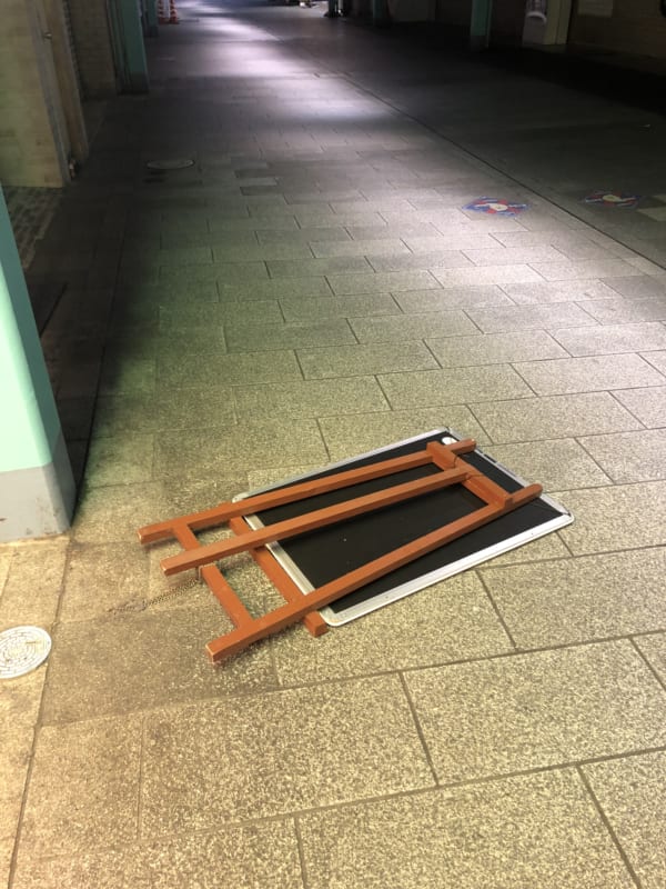 都内の路上にて発見した倒れたスタンド看板。これは落ちているのか、ただ倒れているのか……。(写真/ダーシマ)