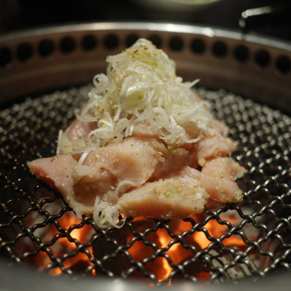 牧草をふんだんに食べて育ったミノの歯応えは格別