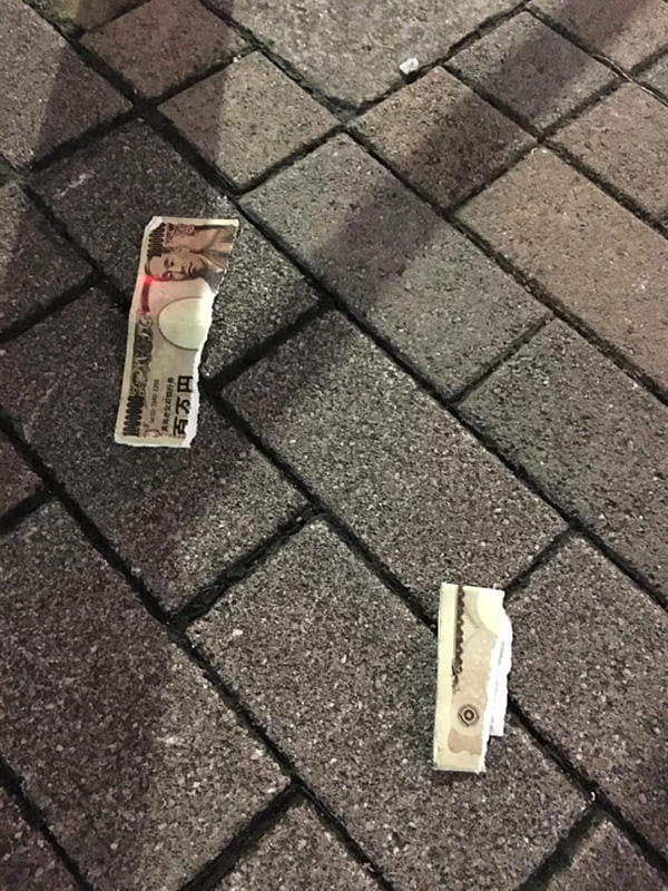 杉並区阿佐谷北の路上にて、破り捨てられたお札を発見! 一万円!? (写真/ダーシマ)