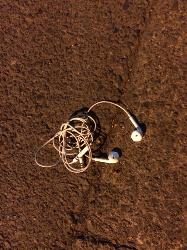 都内の路上で発見した「イヤホン」。落とし主はどんな曲を聴きたかったのだろう?(写真/ダーシマ)