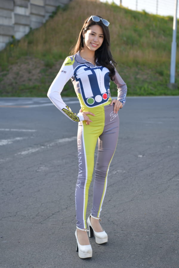 SUPER GT2019「Freem Motorsport Lady」の星乃サラさん。看護大学を卒業後、病院勤務を経て、現在は老人福祉施設勤務も兼ねながら、レースクイーンとして活動中（写真提供／GALSPARDISE）