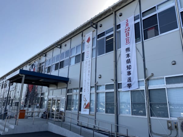 選挙前日と翌日に訪れた益城町役場仮庁舎。まだ熊本県は震災からの復興半ばだ。(撮影/畠山理仁)