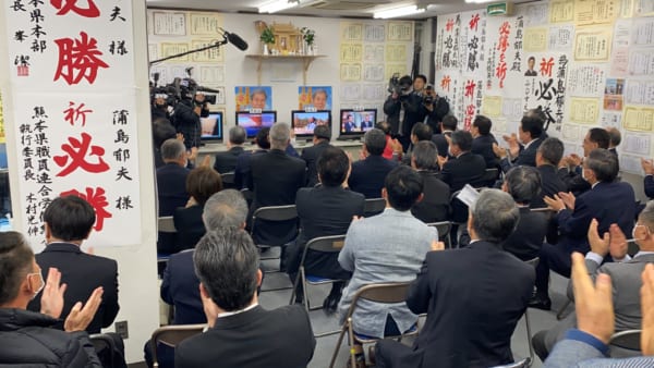 当選確実となった瞬間の蒲島氏事務所。その後すぐに屋外の駐車場へ。(撮影/畠山理仁)