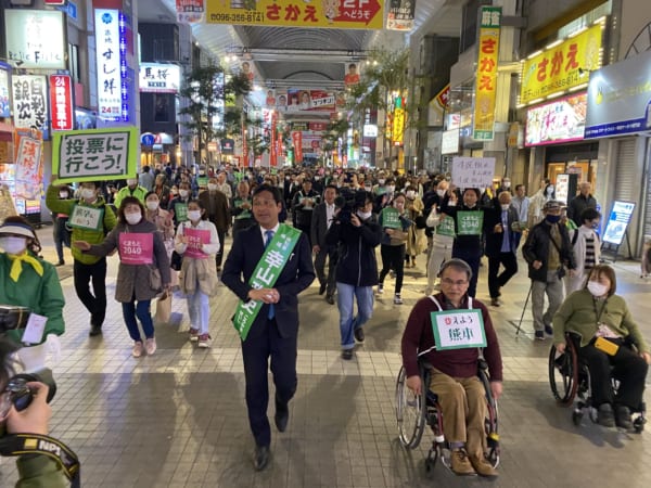 市内を練り歩く幸山候補。有権者と距離をとっての選挙戦となった。(撮影/畠山理仁)