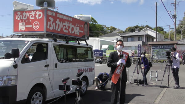 ふかざわ候補の第一声。マスク着用で握手もなし。(撮影/畠山理仁)