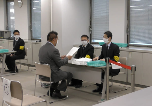 もうひとりの「田中けん候補(54才)」の立候補届出手続きをするN国の立花孝志党首。(撮影/畠山理仁)