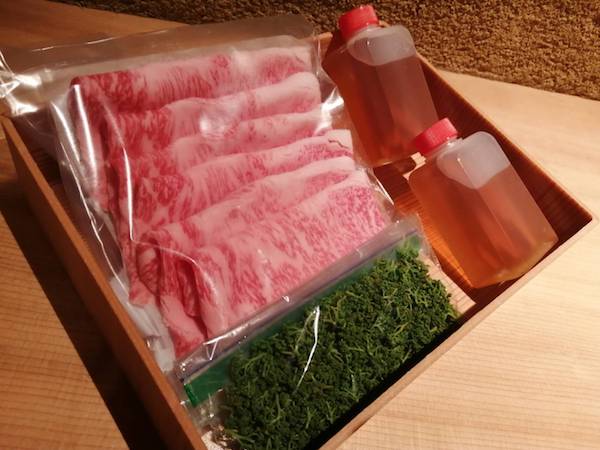 このシンプルなしゃぶしゃぶセットに日本料理の伝統的な技法が詰まっている