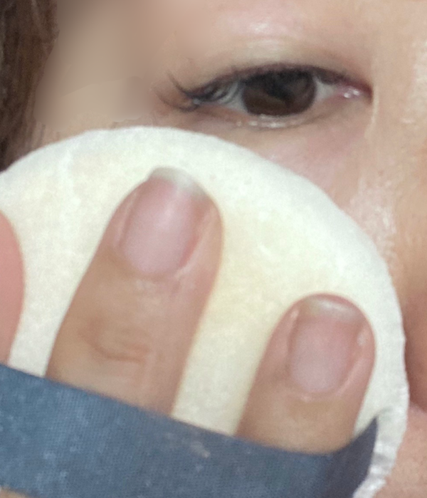 ここでお粉をたっぷり。色づきのお粉だと厚塗り感倍増なので、必ずルーセント(透明)タイプで!