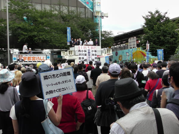 「主要候補」のひとりとされた宇都宮健児の演説。コロナ禍での選挙の様子もみえた。(撮影/畠山理仁)