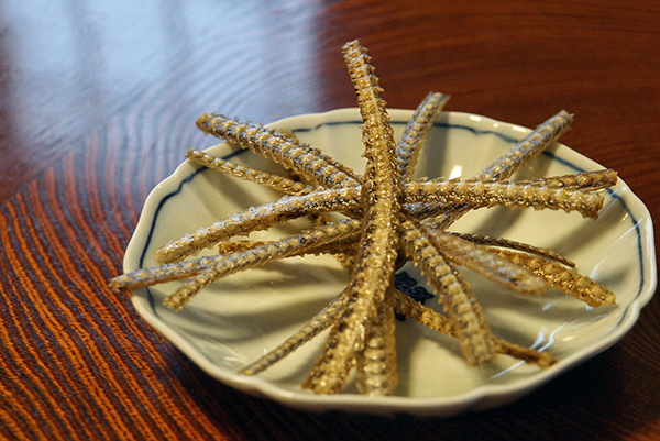 鰻の骨を風干しし、水分を飛ばしてから油で揚げた『骨せんべい』300円(税抜)