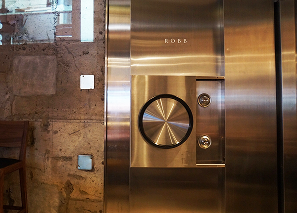 もともとあった銀行の金庫があった場所につくった【ROBB】。金庫をイメージした扉の先に非日常の空間が広がる