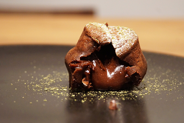 コースの最後にでてくるフォンダンショコラ。ナイフで割ると、そこにはトロトロのチョコレートがあふれでる