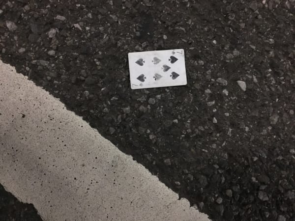 都内の路上にて発見したトランプの7のカード。全然ラッキーじゃなさそう……。(写真/ダーシマ)