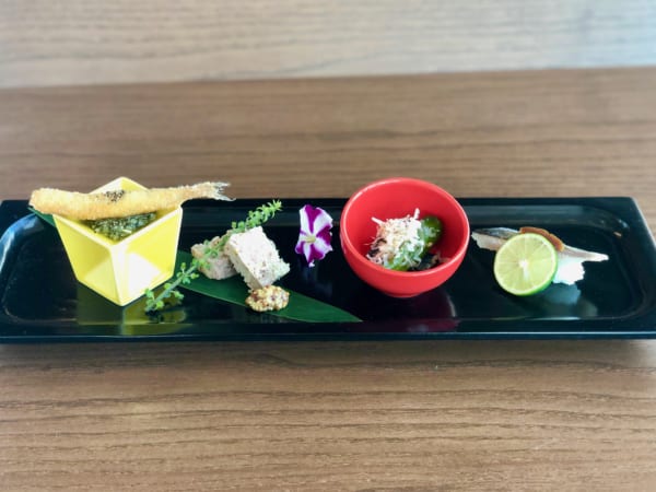 サックサクのししゃもはジェノベーゼソースで。「初花」仕込みの握り寿司は秋刀魚と奈良漬けの相性が抜群！