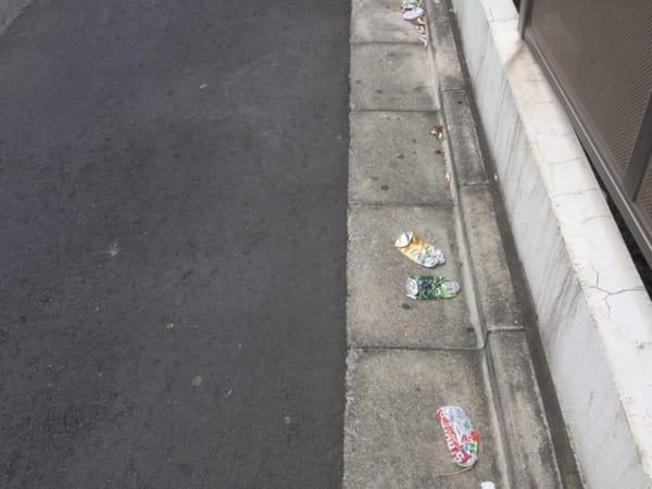 転々と続く潰れた缶。