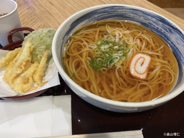 氷見うどん。地域のグルメを楽しむのも選挙漫遊の醍醐味のひとつ。(撮影/畠山理仁)