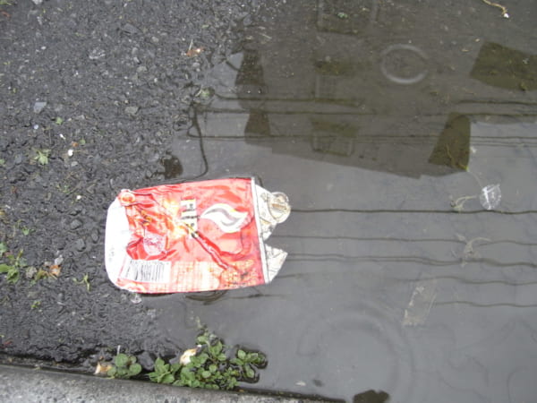 潰れた缶は雨との相性も悪くない。