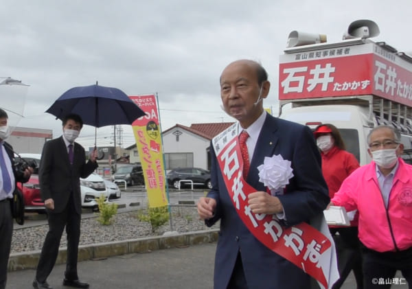 自民党富山県連の推薦を受けた、現職で5期目をめざす石井たかかず候補。(撮影/畠山理仁)