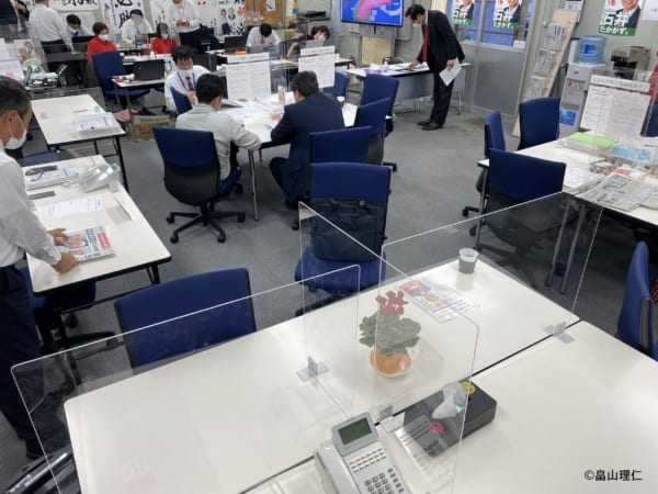 そして現職の石井候補の事務所。コロナ禍の選挙はいまも続いている。(撮影/畠山理仁)