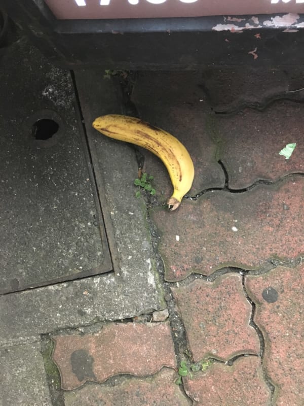 都内の路上にて発見したバナナ。遠足のおやつには入らないと先生に言われたのだろうか?(写真/ダーシマ)