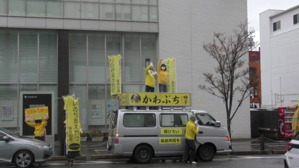かわぶち映子氏のグランドプラザ前での演説。長時間にわたったため、かわぶち陣営の後に演説する予定だった石井陣営は演説をあきらめて次の場所へ移動した。(撮影/畠山理仁)