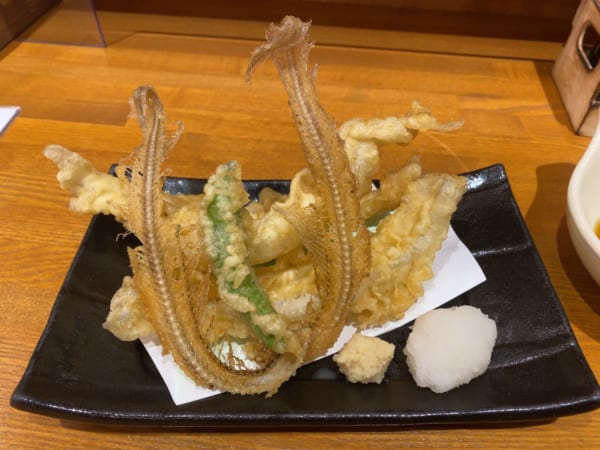 とどめは富山湾の深海魚「ゲンゲ」の天ぷら。ごちそうさまでした!(撮影/畠山理仁)