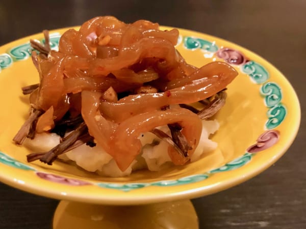 特級クラゲを使った「辣味海蜇皮」は食材の組み合わせが素晴らしい！ マッシュポテトのように仕上げた里芋がヤバウマ！