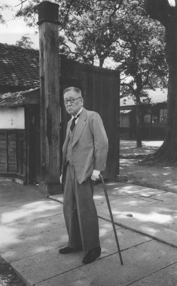 松浜軒前に立つ(昭和32年6月)/公益財団法人岡山県郷土文化財団所蔵(小石清 撮影)