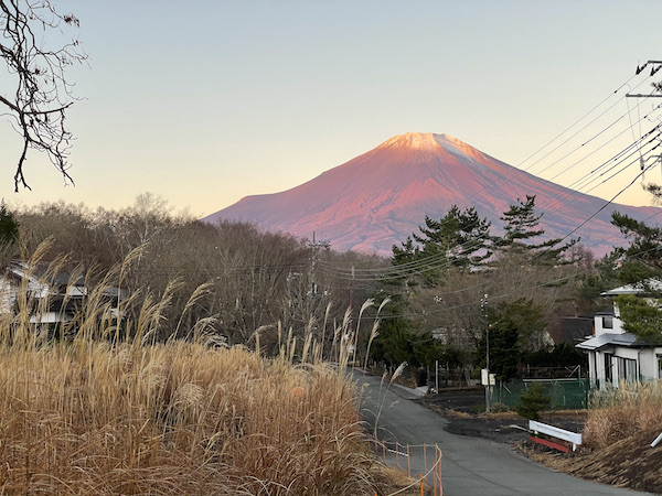 赤く輝く富士山。それにしても電線がジャマなのだ。