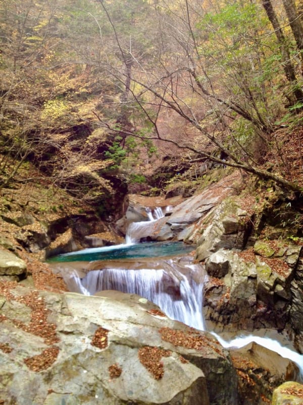 山梨市にある西沢渓谷の七ツ釜五段の滝。花崗岩を穿つ清流は青く澄んでいる。©弓太