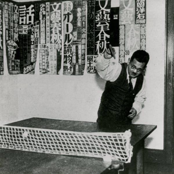 仕事の合間に将棋を指したり卓球したりしていた菊池先生。自社には卓球台が(画像所蔵/菊池寛記念館)