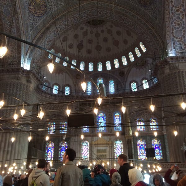 ブルーモスク（スルタン・アフメトモスク）は、イスタンブールを代表する歴史的建造物のひとつ。観光客もスカーフを巻いて髪を隠して中に入る。