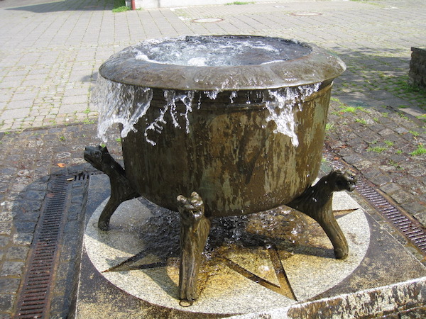 魔女を慰霊する噴水。（南ドイツ・オーデンタールにて筆者撮影）