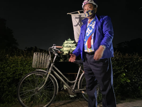 選挙戦の最終演説はいつもの自転車にライトアップされた名古屋城。河村劇場の舞台だ。（撮影／畠山理仁）