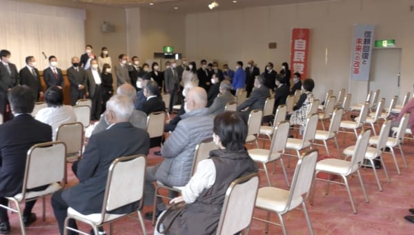 参議院議員広島県選出議員再選挙の西田候補の屋内での決起集会。「応援する地方議員の皆さん」が演台前に並ぶと、会場はこうなった。（撮影／畠山理仁）