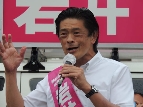 最終日に演説する岩井しげき候補。連日10カ所以上の演説を続けた。 (撮影/畠山理仁)