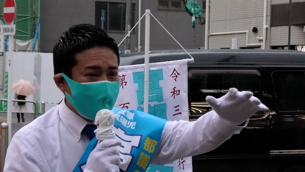 「立憲異端児」の文字を掲げた宮瀬英治候補。(撮影/畠山理仁)