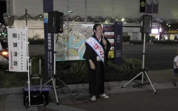 着流しの服部候補の演説では自由を感じた。(撮影/畠山理仁)