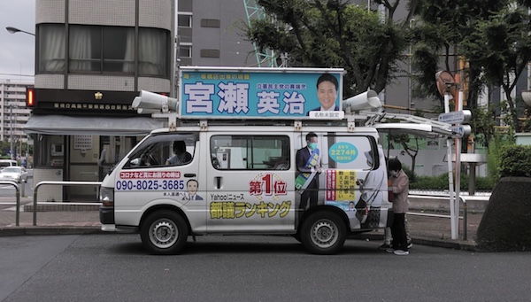 選挙区に関係ない「駅前相談会」を初当選後から始めたという宮瀬候補。(撮影/畠山理仁)