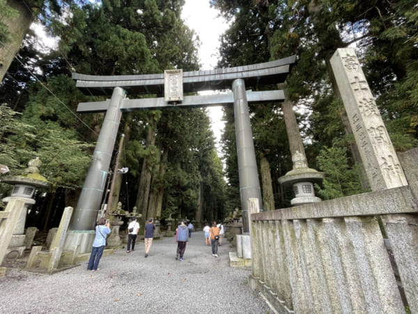 北口本宮冨士浅間神社の大鳥居と参道