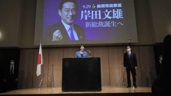 勝利したのは岸田氏の報告集会。最後にようやくYouTubeでなく自民党総裁選に接することができた。（撮影／畠山理仁）