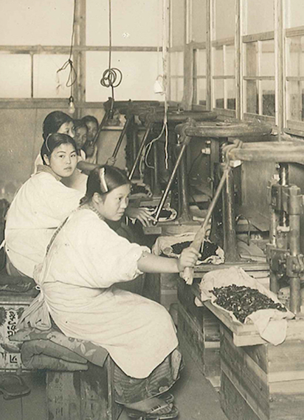 昭和初期のボタン製造の様子。（画像提供／株式会社カナセ）
